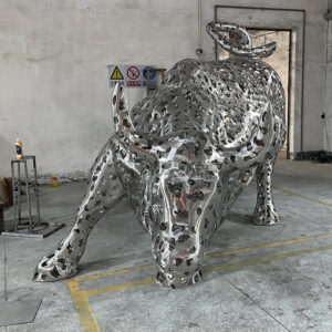 Famous Outdoor Decoration Sculpture Creative Hollow Stainless Steel Bull Statue Street Landscape Sculpture MP-O0080