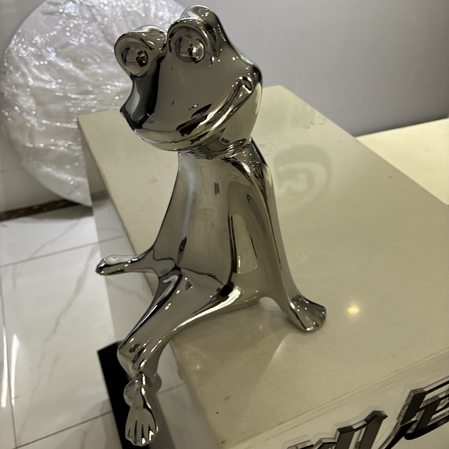 Steel frog sculpture 4